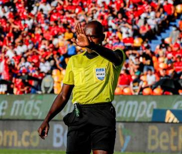 Jhon Hinestroza, árbitro colombiano. FOTO: JUAN ANTONIO SÁNCHEZ 
