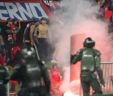 Momentos de los disturbios en el Estadio Atanasio Girardot. FOTO: CAMILO SUÁREZ