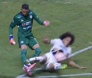 Kevin Mier salió lesionado en el partido frente a Pumas Unam. <b><span class="mln_small-caps_mln">/FOTO: CAPTURA DE VIDEO</span></b>