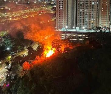 Incendio forestal en Bello. FOTO: ALCALDÍA DE BELLO