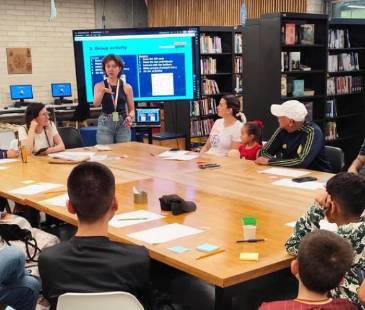 Clubes de inglés en bibliotecas públicas de Medellín. FOTO: ALCALDÍA DE MEDELLÍN 