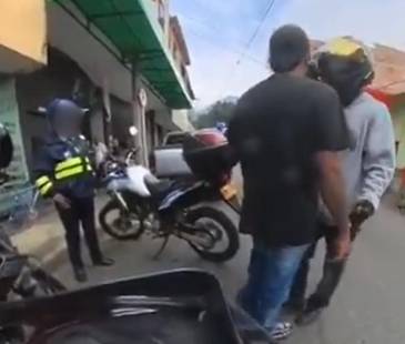 Altercado entre motociclistas con presencia de agentes de tránsito, en Bello (Antioquia). FOTO: CAPTURA DE VIDEO TOMADA DE X @RUIDIAZ_DDHH