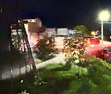 El hecho quedó grabado en cámaras de seguridad y muestra al hombre acercándose al alumbrado, primero orinándolo y luego prendiéndole fuego. IMAGEN: CAPTURA DE PANTALLA - VIDEO CORTESÍA.