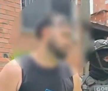 Este es el momento en que miembros de la Policía Nacional capturaron al estadounidense en una acera de la comuna Laureles - Estadio. FOTO: TOMA DE VIDEO - POLICÍA NACIONAL