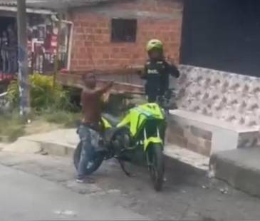 Momento en que el hombre amenazaba a los policías con cuchillo. <b><span class="mln_small-caps_mln">/FOTO: CAPTURA DE VIDEO</span></b>