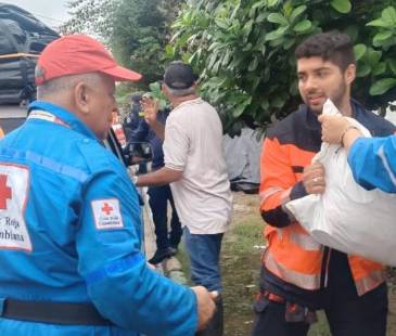 Entrega de ayudas humanitarias en el Urabá antioqueño. FOTO: CORTESÍA GOBERNACIÓN DE ANTIOQUIA