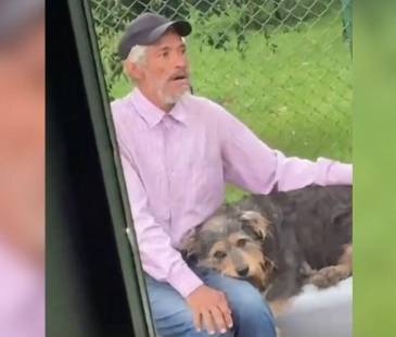 Adulto mayor con su mascota no fueron permitidos en un viaje de Transoriente. FOTO: CAPTURA DE VIDEO ECOLECUÁ
