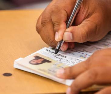 <span class="mln_uppercase_mln">Los</span><b><span class="mln_uppercase_mln"> certificados electorales son entregados en el punto de votación. FOTO: CARLOS VELÁSQUEZ</span></b>