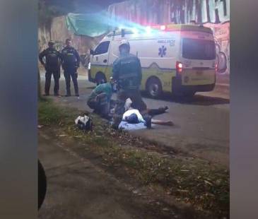 El motociclista fue atendido en el lugar, pero falleció por la gravedad de las heridas. FOTO: CORTESÍA DENUNCIAS ANTIOQUIA
