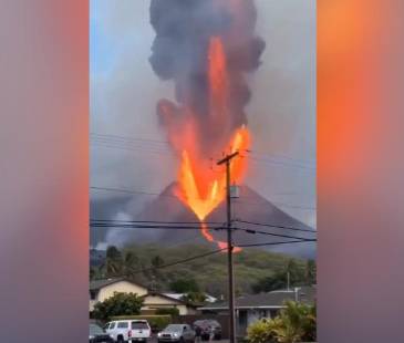 Momento de la erupción desde la distancia. FOTO: CAPTURA DE VIDEO X @CESARALO