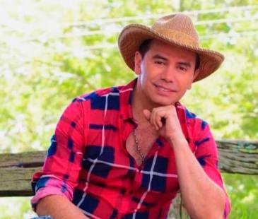 El artista viajó con su esposa, pero desconocía las leyes locales. FOTO: IG @jhonnyrivera