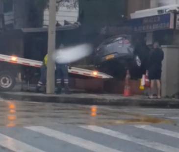 Carro particular terminó estrellado contra un local comercial. FOTO: DENUNCIAS ANTIOQUIA