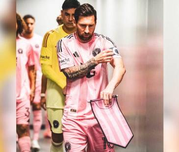 Lionel Messi alista su uniforme, el banderín y la cinta de capitán para la visita de su equipo Inter de Miami a Nacional en el Atanasio. FOTO: INTER DE MIAMI