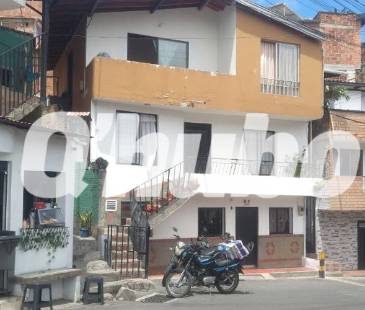 En esta casa del barrio Popular 1 fue donde ocurrieron los hechos en la madrugada de este lunes. FOTO: GUILLERMO OSPINA MUÑOZ