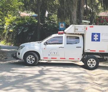 Investigadores del CTI de la Fiscalía se encargaron de la inspección judicial al cadáver. FOTO: ARCHIVO