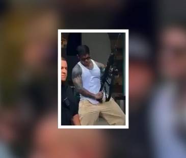 Yeferson Cossio en polémica por video con arma de la Policía Nacional. FOTO: CAPTURA DE VIDEO @COLOMBIAOSCURA X