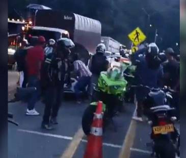 Los dos hombres que murieron en el sitio transportaban armas largas y munición en la maleta del vehículo. FOTO: CAPTURA DE PANTALLA - VIDEO CORTESÍA