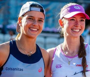 La paisa Emiliana Arango (izq.) y la suiza Simona Waltert (der.), campeonas en dobles del WTA 125 de Bastad. FOTO: @EMIARANGO