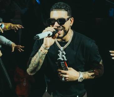 El cantante Ryan Castro se presentó en el coliseo Medplus de Bogotá. <b><span class="mln_small-caps_mln">/ FOTO: INSTAGRAM @ryancastrro</span></b>