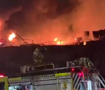 Intervención del Cuerpo de Bomberos Medellín. FOTO: CAPTURA DE VIDEO TOMADA DE X @RCNMEDELLIN