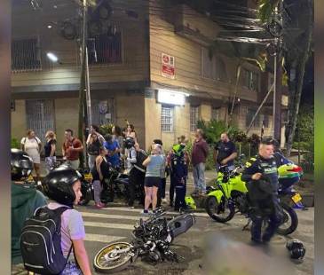 Uno de los presuntos ladrones murió en vía pública junto a la moto en que se movilizaba. FOTO: CORTESÍA