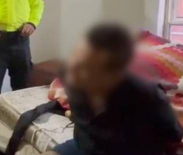 Momento de la captura de alias Alex en una vivienda ubicada en Soacha, Cundinamarca. FOTO: CORTESÍA POLICÍA NACIONAL