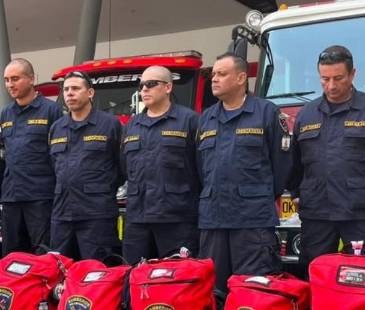 Ellos son los 8 miembros del Cuerpo de Bomberos Voluntarios de Envigado que viajaron a Venezuela para apoyar las labores de rescate. FOTO: CORTESÍA BOMBEROS ENVIGADO