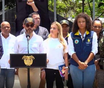 El presidente hizo un reconocimiento a Nubia Carolina Córdoba, gobernadora del Chocó (derecha) por su labor durante la emergencia. FOTO: X @ABDELAESPRIELLA
