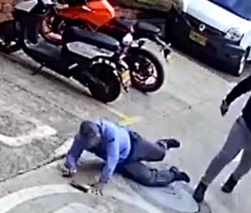 El adulto mayor sufrió una fractura y varias laceraciones. FOTO: CAPTURA DE VIDEO 