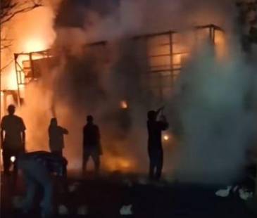 El Ejército y los Bomberos llegaron al lugar para contener la situación. FOTO: FACEBOOK JAMUNDÍ INFÓRMATE