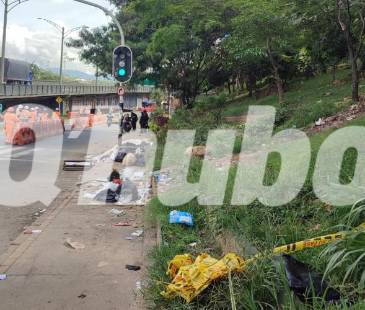 El cuerpo de este hombre fue encontrado justo antes de llegar al semáforo. FOTO: ANDRÉS GARCÍA