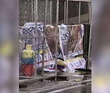 Cilindro y pancarta alusiva a las disidencias de las Farc halladas en el estadio Pascual Guerrero, en Cali. FOTO: X <span class="mln_small-caps_mln">@ROBERTOORTIZZU </span>