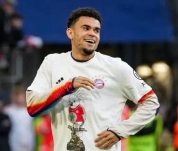 El colombiano Luis Díaz celebra su segundo título de Bundesliga. FOTO: @BUNDESLIGAES