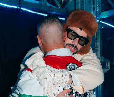 Así fue el abrazo de reconciliación de Bad Bunny y J Balvin en México. <b><span class="mln_small-caps_mln">/FOTO: IG J BALVIN</span></b>
