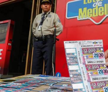 Foto referencia venta de billetes de Lotería en Medellín. FOTO: MANUEL SALDARRIAGA