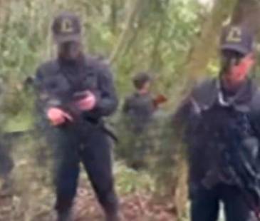 Supuestos integrantes de los Conquistadores de Oriente de Antioquia aparecen en el video publicado en redes sociales. <b><span class="mln_small-caps_mln">/FOTO: TOMADA DE VIDEO </span></b>