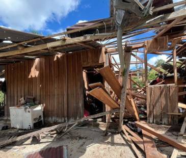 Así quedó la vivienda que quedó afectada por cuenta de los explosivos transportados por drones. FOTO: TOMADA DE X @CARACOLMEDELLIN