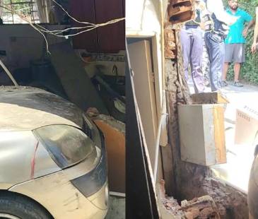 El vehículo derribó uno de los muros de la casa. <b><span class="mln_small-caps_mln">/FOTO: BOMBEROS GIRARDOTA </span></b>