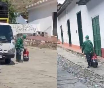 Adulto se paseó por las calles con un cilindro del Eln. FOTO: COLOMBIAOSCURA Y REDES