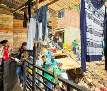 Las familias contaron con acompañamiento y apoyo en el traslado. FOTO: ALCALDÍA DE MEDELLÍN