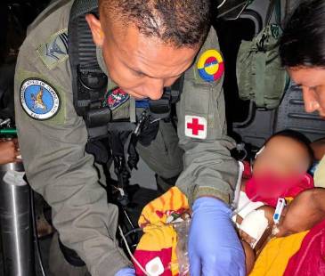 El menor era atendido mientras volaban en helicóptero hacia Carepa, Urabá antioqueño. FOTO: CORTESÍA FUERZA AEROESPACIAL COLOMBIANA