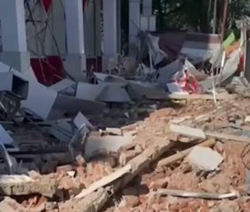 Daños estructurales y una persona fallecida dejaron el terremoto en Indonesia. FOTO: CAPTURA DE VIDEO YOUTUBE WION