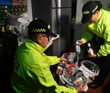 El licor adulterado se comercializaba en una tienda cercana al alambique. FOTO: CORTESÍA POLICÍA METROPOLITANA