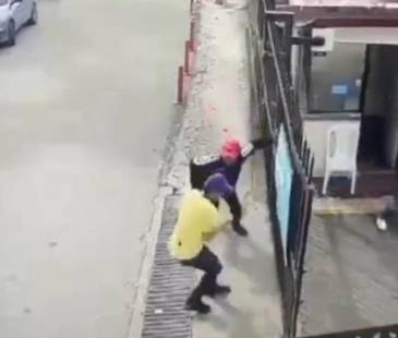 <span class="mln_uppercase_mln">El</span><b><span class="mln_uppercase_mln"> atacante habría tenido una discusión momentos antes con varios miembros de la producción. FOTO: TOMADA DE VIDEO</span></b>