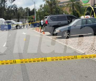 El hombre se iba a subir a la camioneta negra que estaba parqueada en el lugar. FOTO: GUILLERMO OSPINA
