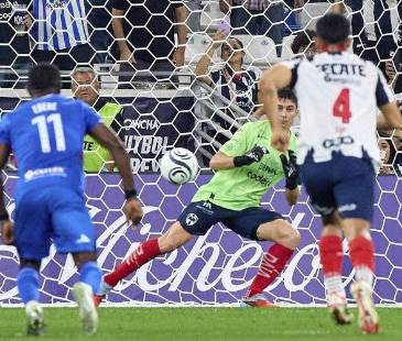 Esta no es la primera vez que Stefan Medina hace las veces de portero, en su carrera profesional ya lo ha hecho en varias ocasiones. FOTO: X Marca México