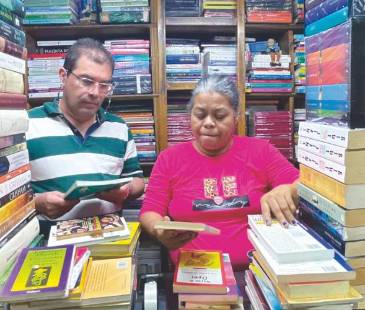 Yosvel y Rocío del local 40, del Pasaje Comercial La Bastilla, lamentan que ya la visitas de padres de familia sean tan reducidas. FOTOS: JAIDER ESCOBAR 