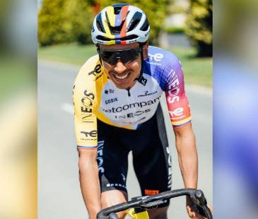 Solo van 2 etapas y Egan Bernal ya demostró a qué fue y por qué ya fue campeón de la Corsa Rosa. FOTO: X NETCOMPANY INEOS.