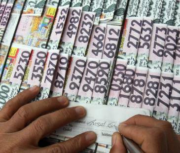 Venta de loterías en Medellín. FOTO: JULIO CÉSAR HERRERA