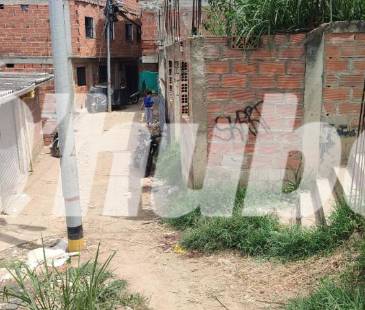 En este callejón del sector Las Piscinas, fue donde asesinaron a Johan Alexander Agudelo Hernández, de 20 años. FOTO: ANDRÉS GARCÍA